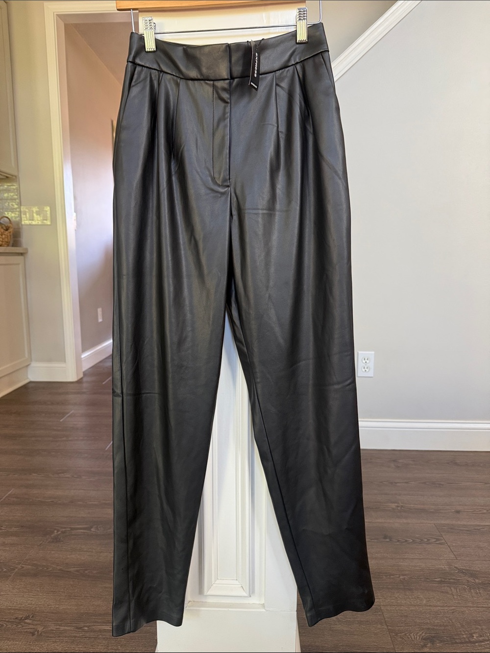 Express NWT Black Faux Leather Pleated Ankle Pants Ladies 4L - Picture 2 of 8